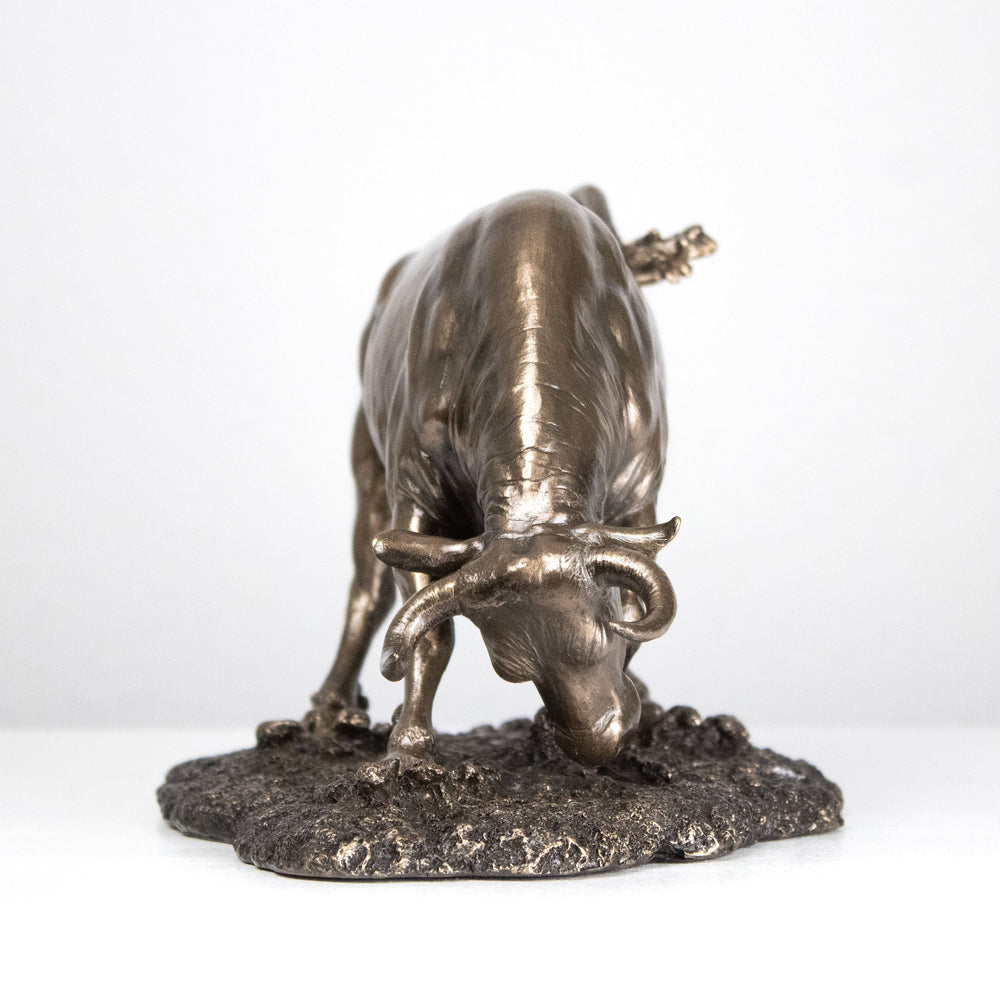 Stier Statue im Angriff (Bronzeskulptur)