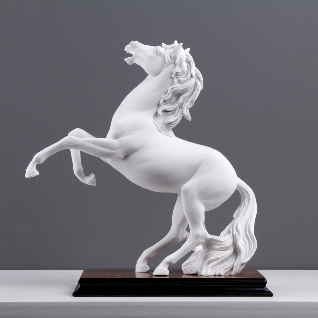 Praisender Pferd Statue
