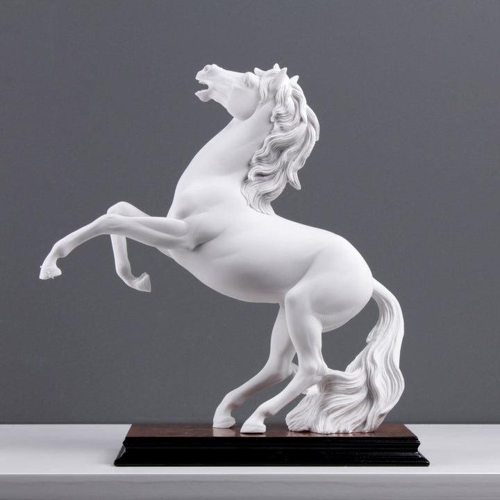 Praisender Pferd Statue