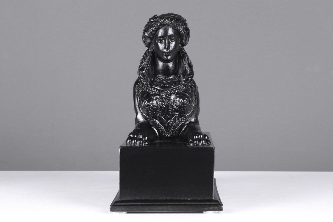 Schwarze Sphinx auf Sockel (Klein)
