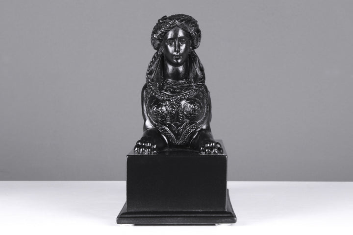 Schwarze Sphinx auf Sockel (Klein)