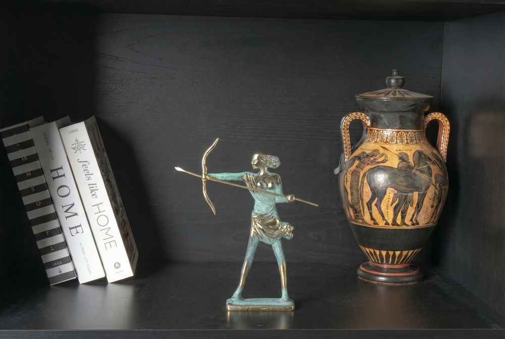 Bogenschützin Statue — Artemis griechische Göttin der Jagd (Messingskulptur)