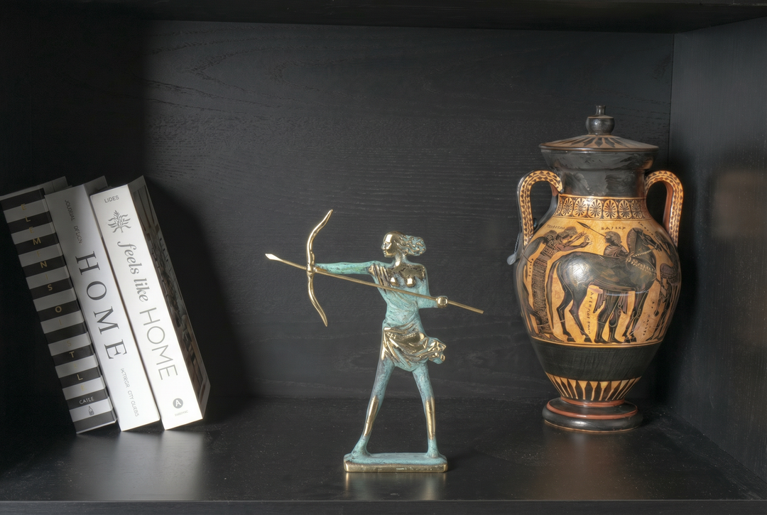 Bogenschützin Statue — Artemis griechische Göttin der Jagd (Messingskulptur)