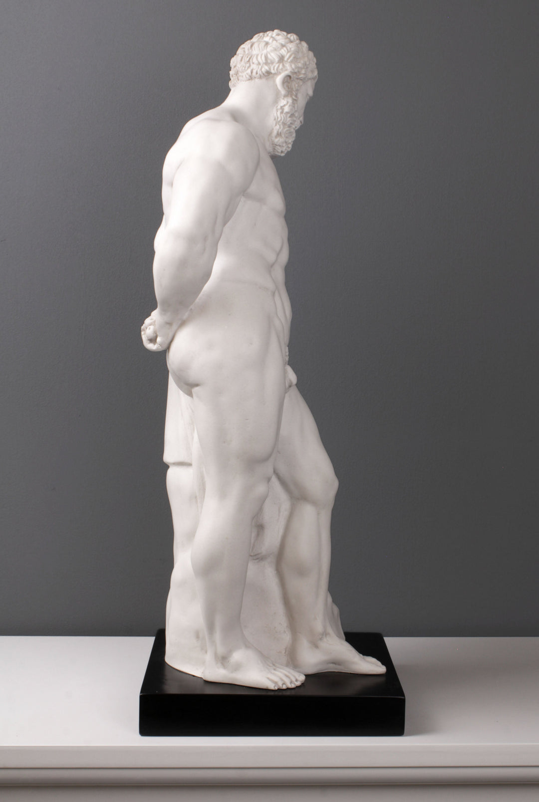 Farnese Herkules Statue (mit schwarzem Sockel)