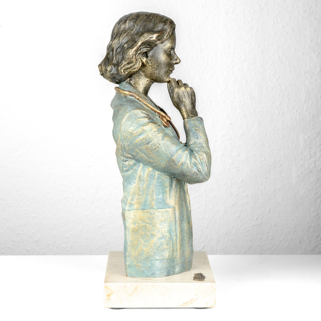 Aerztinfigur von Anglada auf Marmorsockel