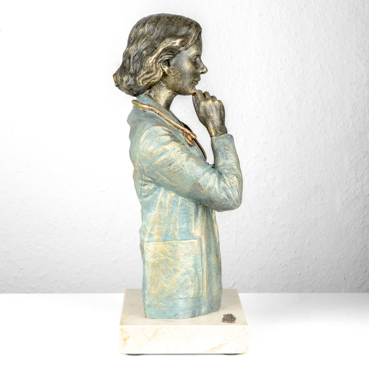 Aerztinfigur von Anglada auf Marmorsockel