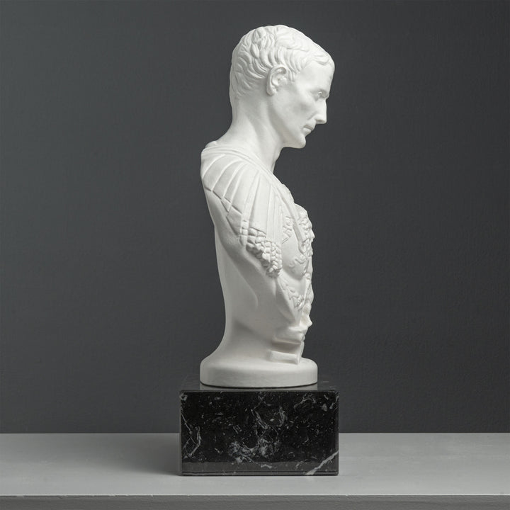 Julius Caesar Buste mit Brustpanzer – nach Andrea Ferrucci (auf schwarzem Marmorsockel)