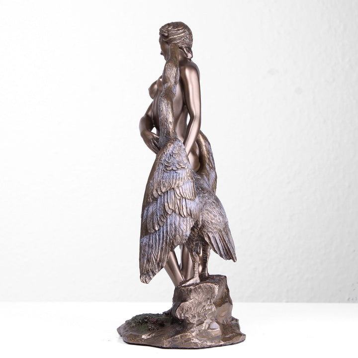 Leda und der Schwan (Bronzierte Skulptur aus Kunstharz)