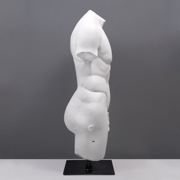 Maennlicher Torso Lebensgross auf Sockel