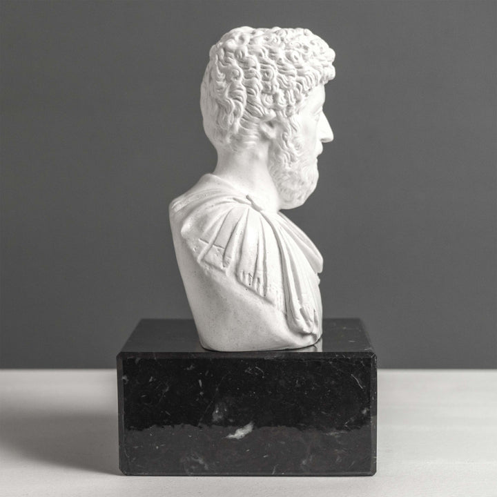 Marcus Aurelius Büste – Buchstütze mit schwarzem Marmorsockel