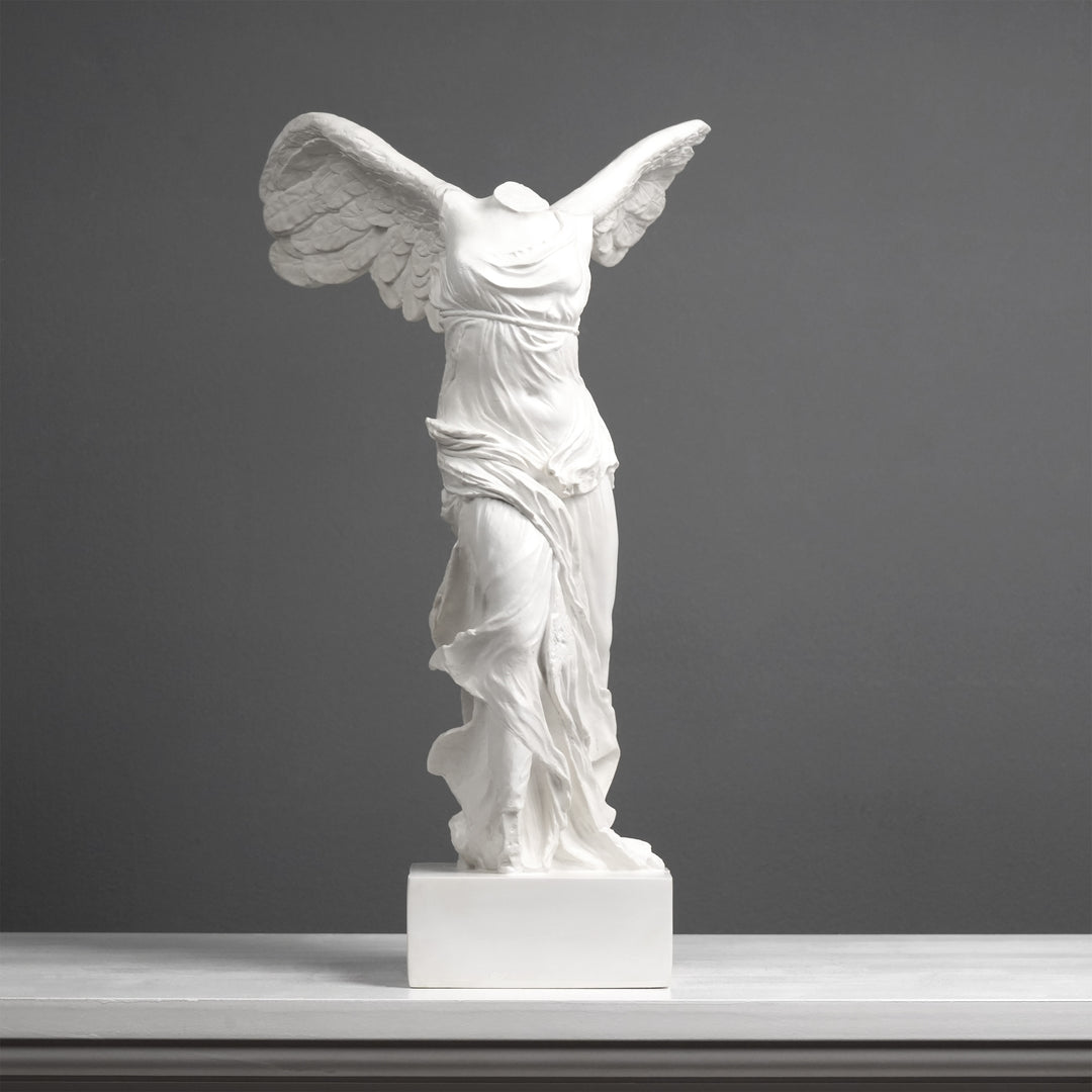 Nike Göttin des Sieges Skulptur (Kunstharz)