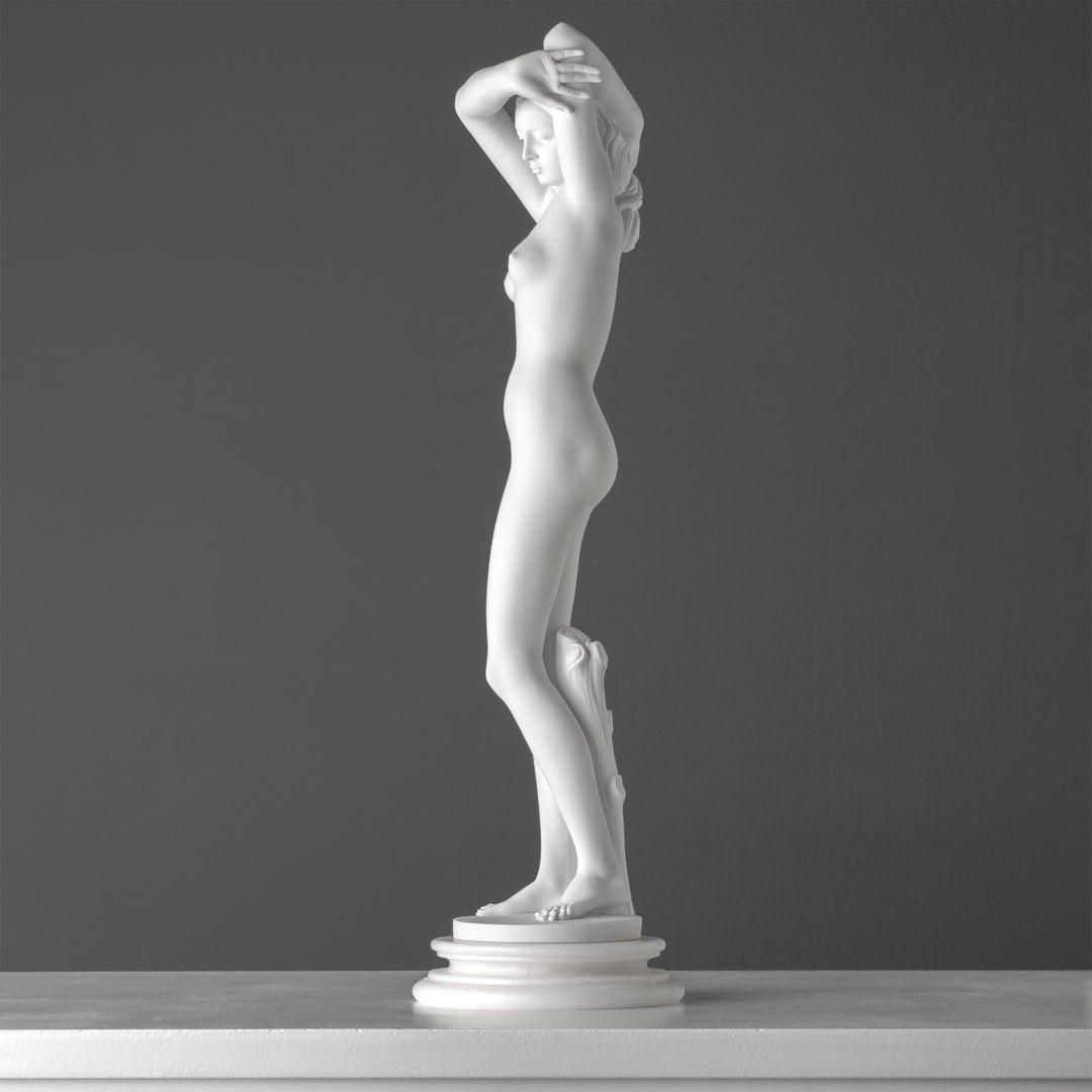 Aktstatue einer Frau – Enthuellte Eleganz