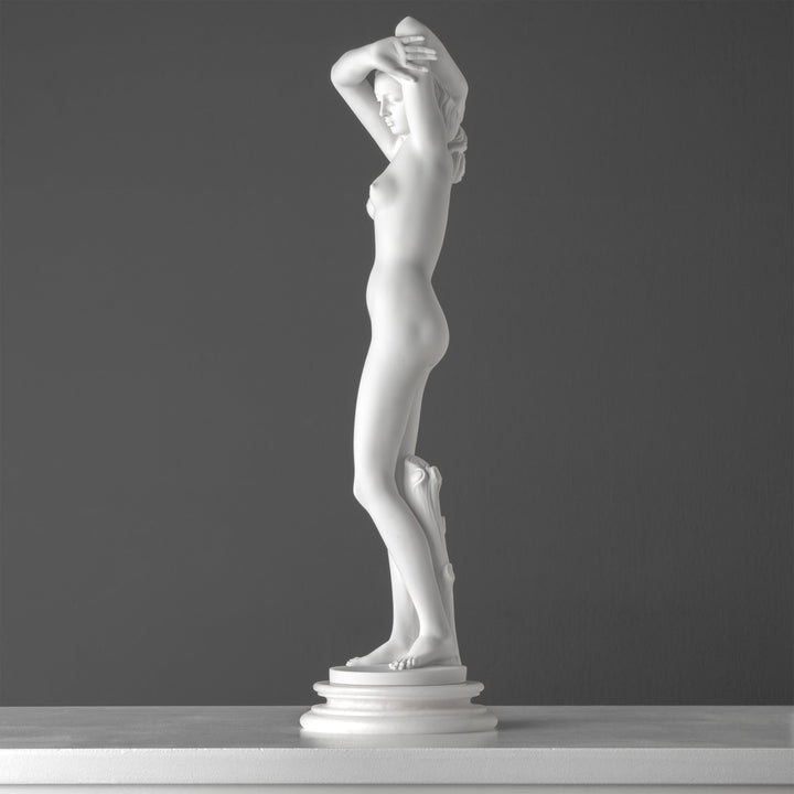 Aktstatue einer Frau – Enthuellte Eleganz