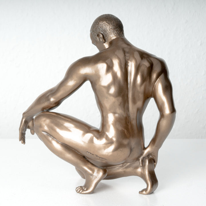 Statue eines nackten Mannes (Bronzierte Kunstharzskulptur)