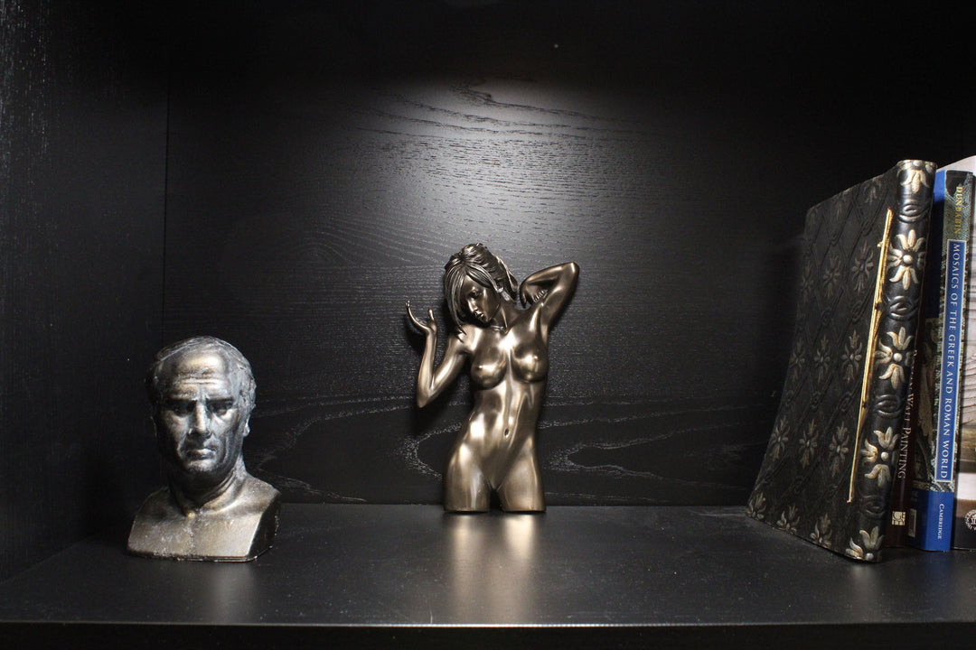 Nackte Frau Wandrelief (Bronzierte Skulptur aus Kunstharz)