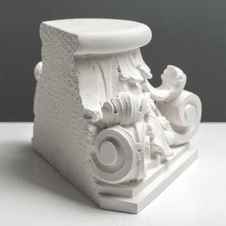 Römisches Kapitell Buchstütze – Skulptur im klassischen Architekturstil