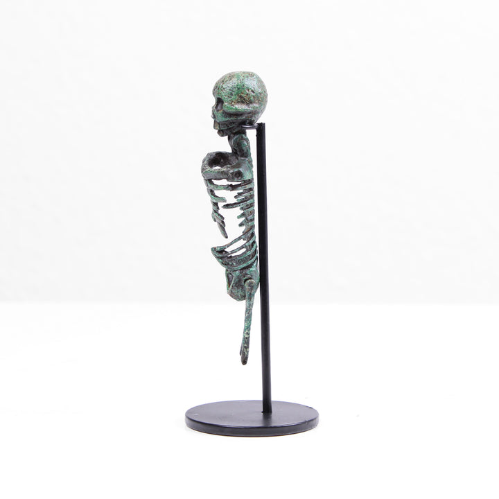 Römisches Skelett Statue – Larva Convivalis Memento Mori Skulptur (Bronzierte Skulptur aus Kunstharz)