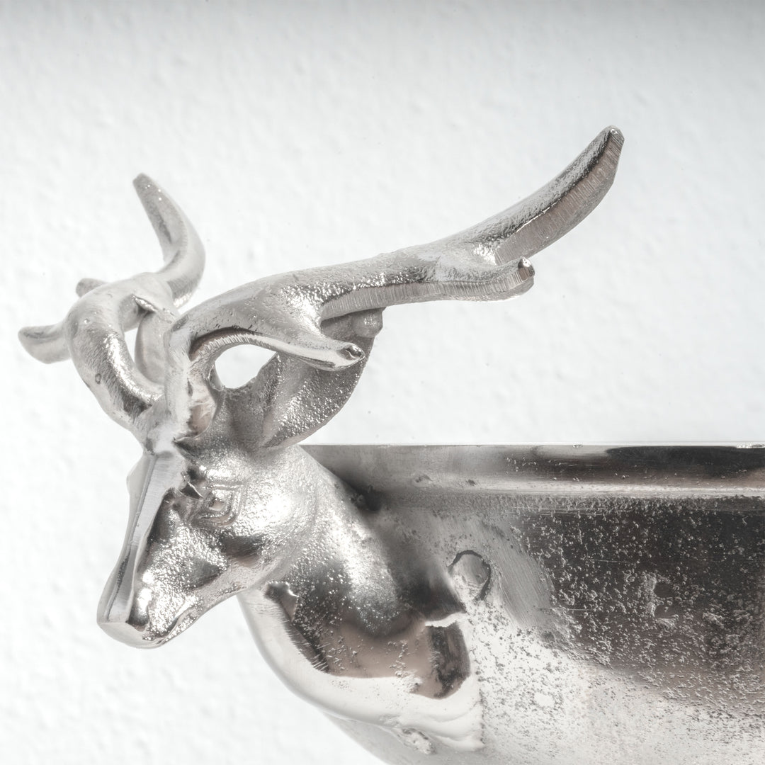 Silberne Schale mit Hirschkopf-Griffen als Tischdekoration