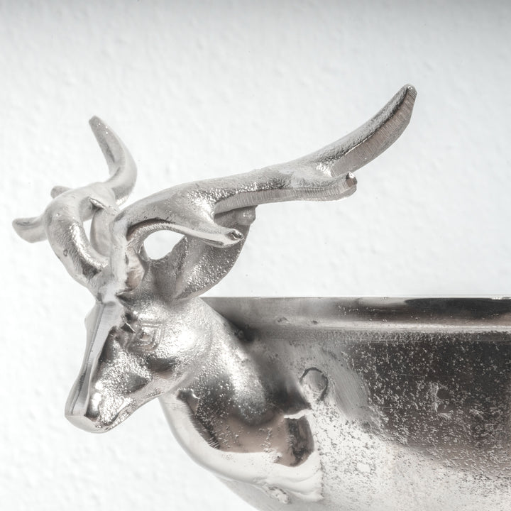 Silberne Schale mit Hirschkopf-Griffen als Tischdekoration
