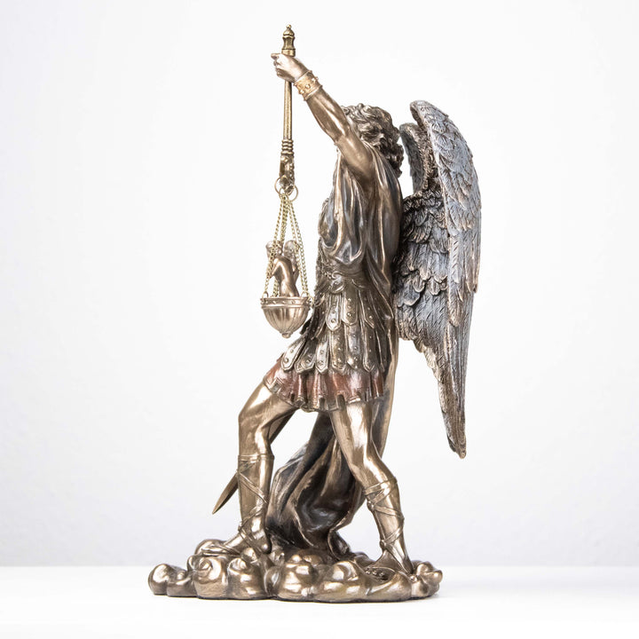 Statue St. Michael mit Waage der Gerechtigkeit (Bronzeskulptur)