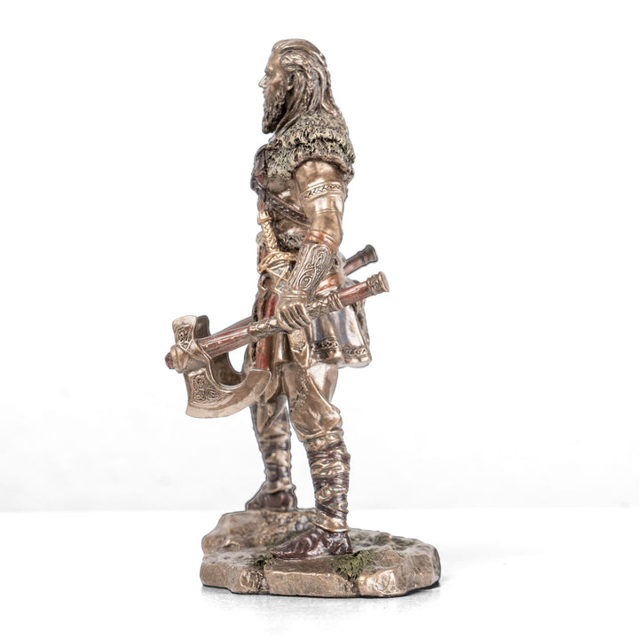 Wikinger-Krieger Statue mit zwei Äxten (Kaltgussbronze-Skulptur)