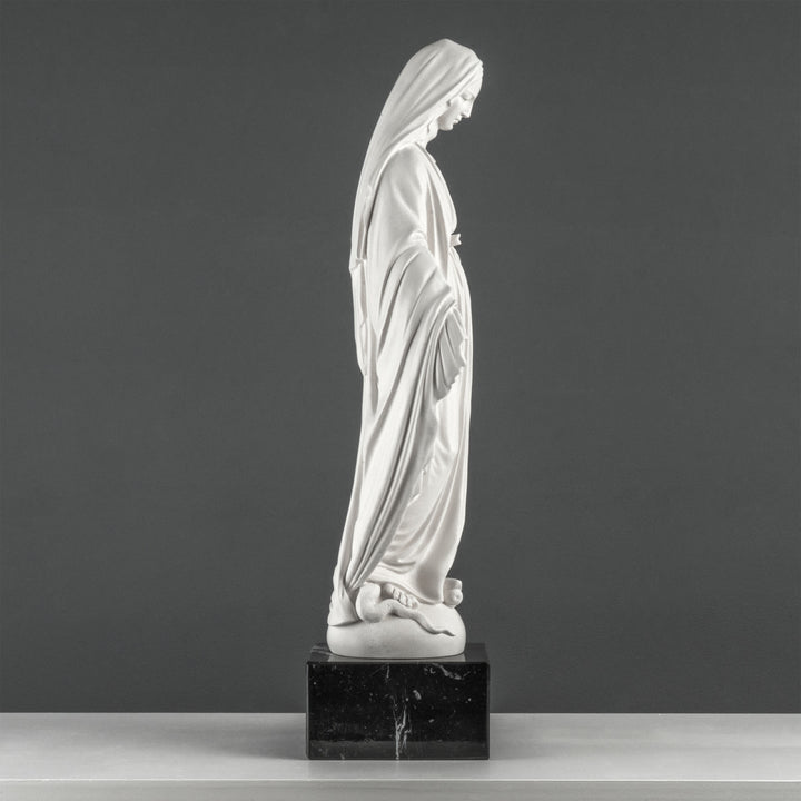 Jungfrau-Maria-Statue – Unsere Liebe Frau von der Gnade (auf schwarzem Marmorsockel)