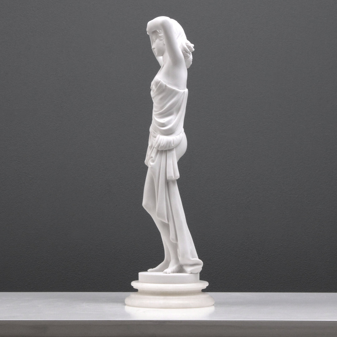 Junge Dame in Kleidung posierend Statue