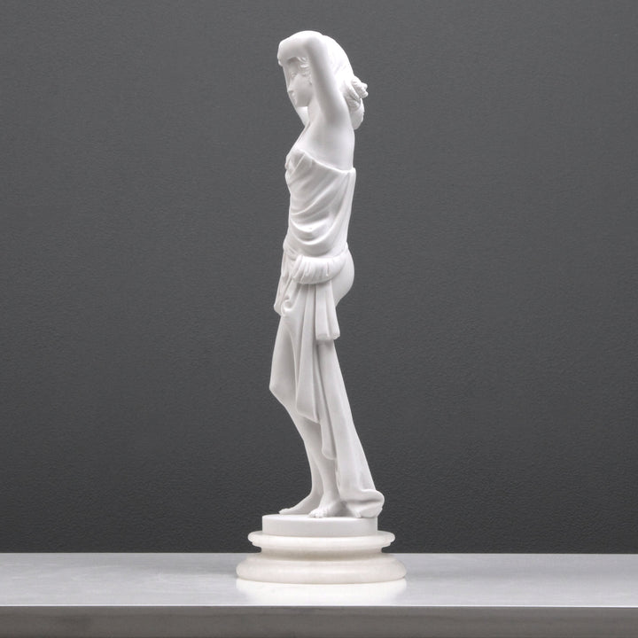 Junge Dame in Kleidung posierend Statue