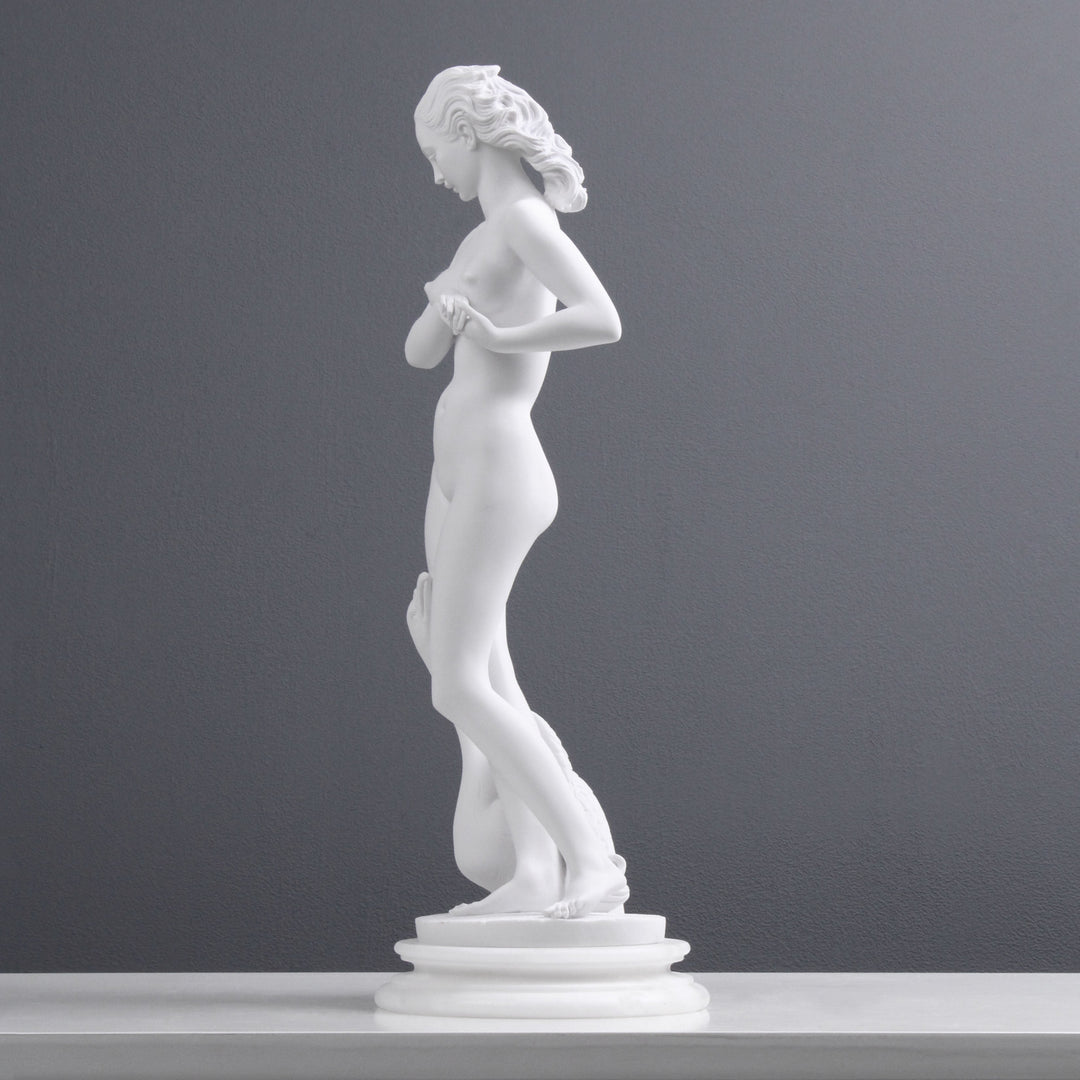 Junge Dame mit einem Schwan Statue
