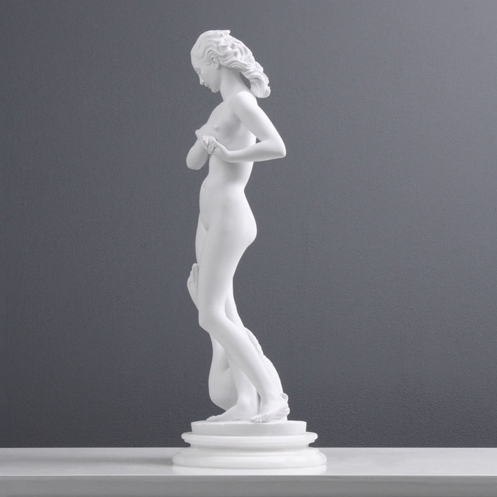 Junge Dame mit einem Schwan Statue
