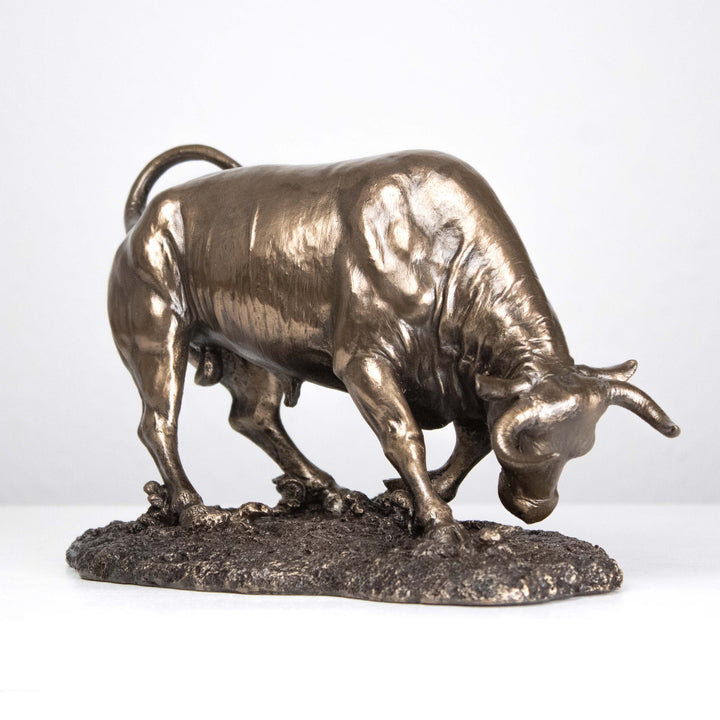 Stier Statue im Angriff (Bronzeskulptur)