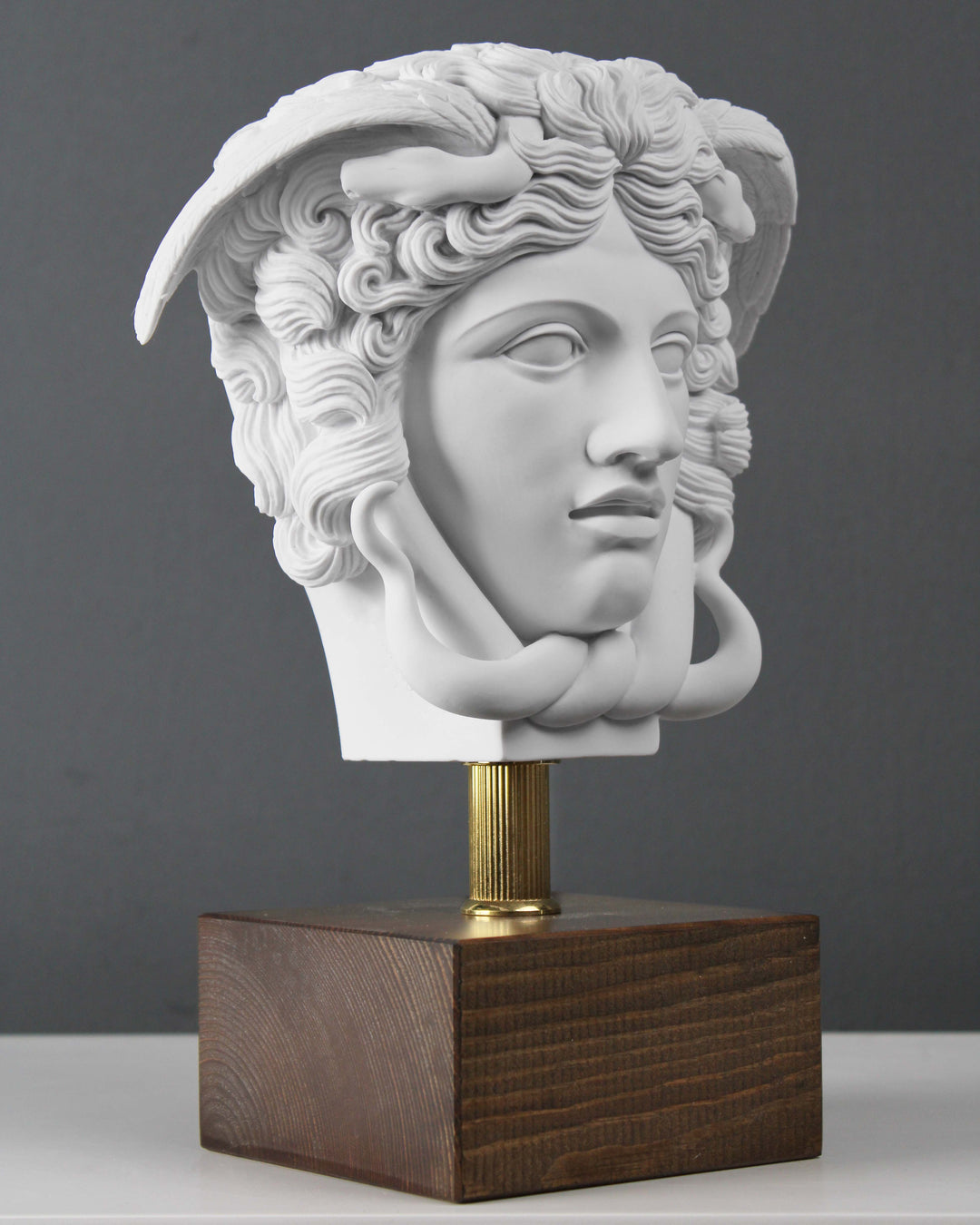 Medusa Kopf Statue auf Sockel
