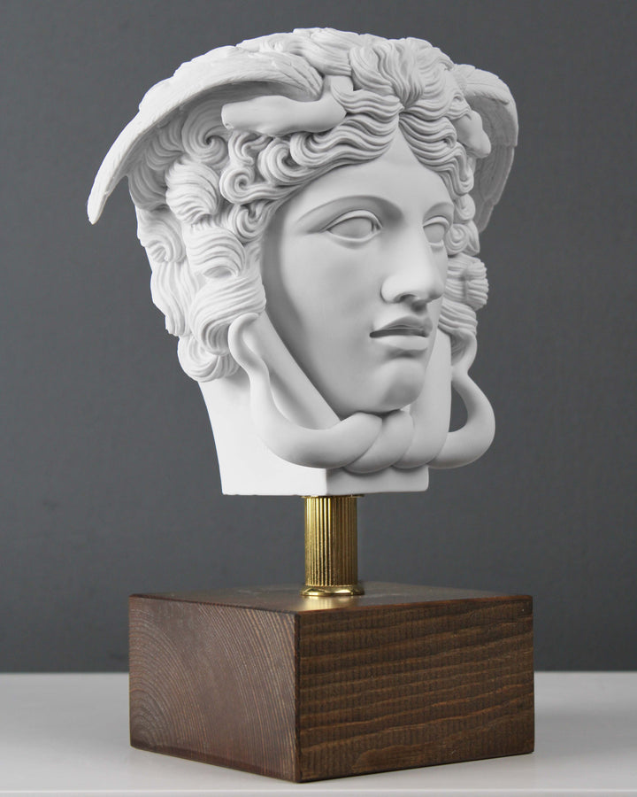 Medusa Kopf Statue auf Sockel
