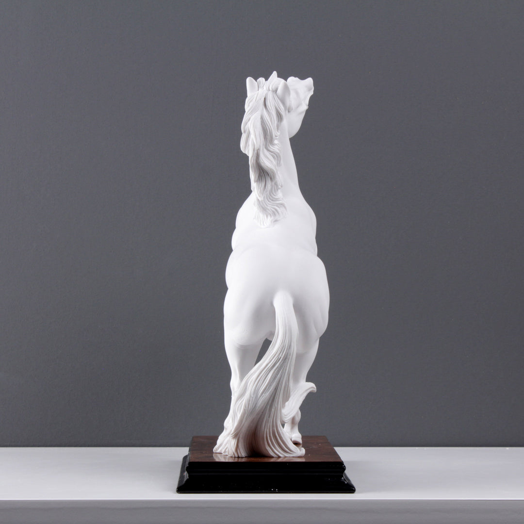 Praisender Pferd Statue