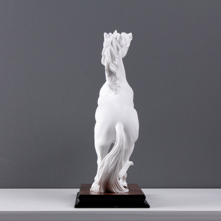 Praisender Pferd Statue