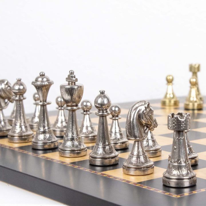 Italfama Staunton Schachset aus Metall mit Premium Queen’s Gambit Holzbrett