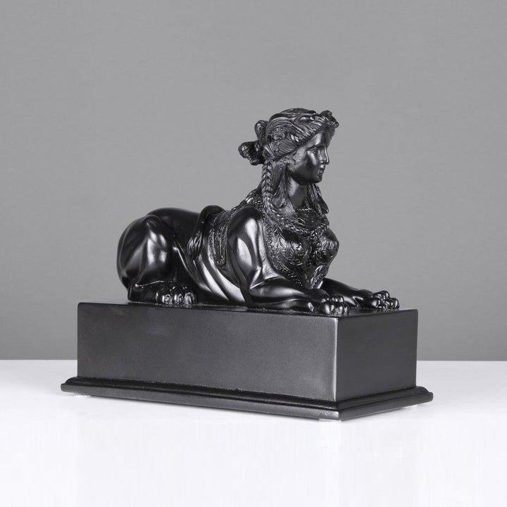 Schwarze Sphinx auf Sockel (Klein)