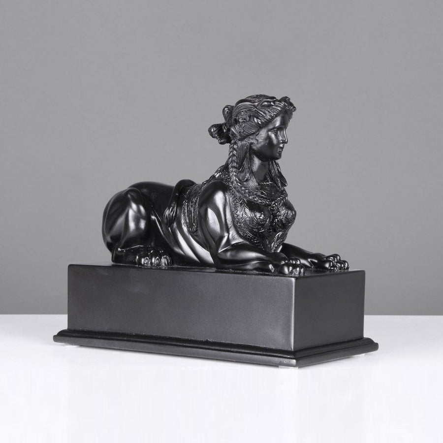 Schwarze Sphinx auf Sockel (Klein)