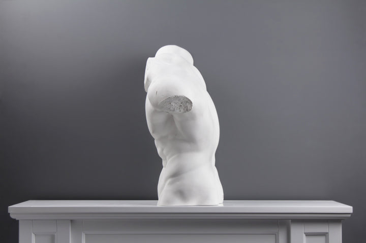 Männlicher Torso Statue