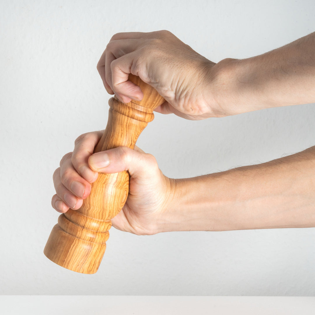 Handgefertigte Olivenholz-Mühle – traditionell