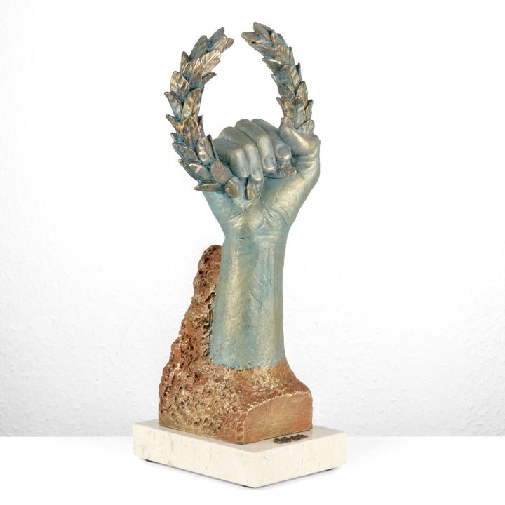 Championfigur „Proelior“ von Anglada auf Marmorsockel