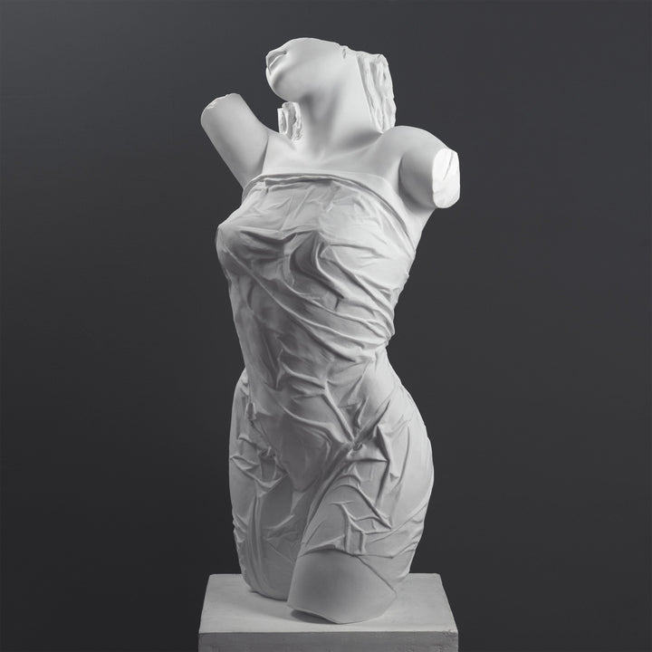 Weiblicher Torso mit Draperie (Moderne klassische Form)