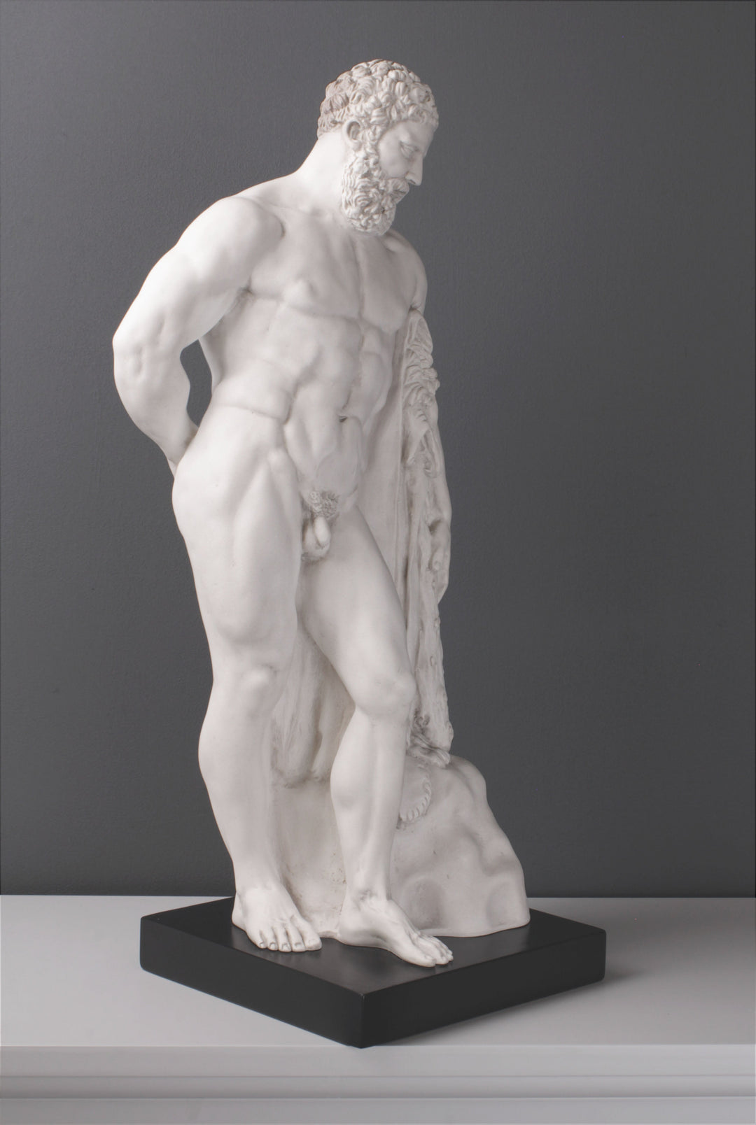 Farnese Herkules Statue (mit schwarzem Sockel)