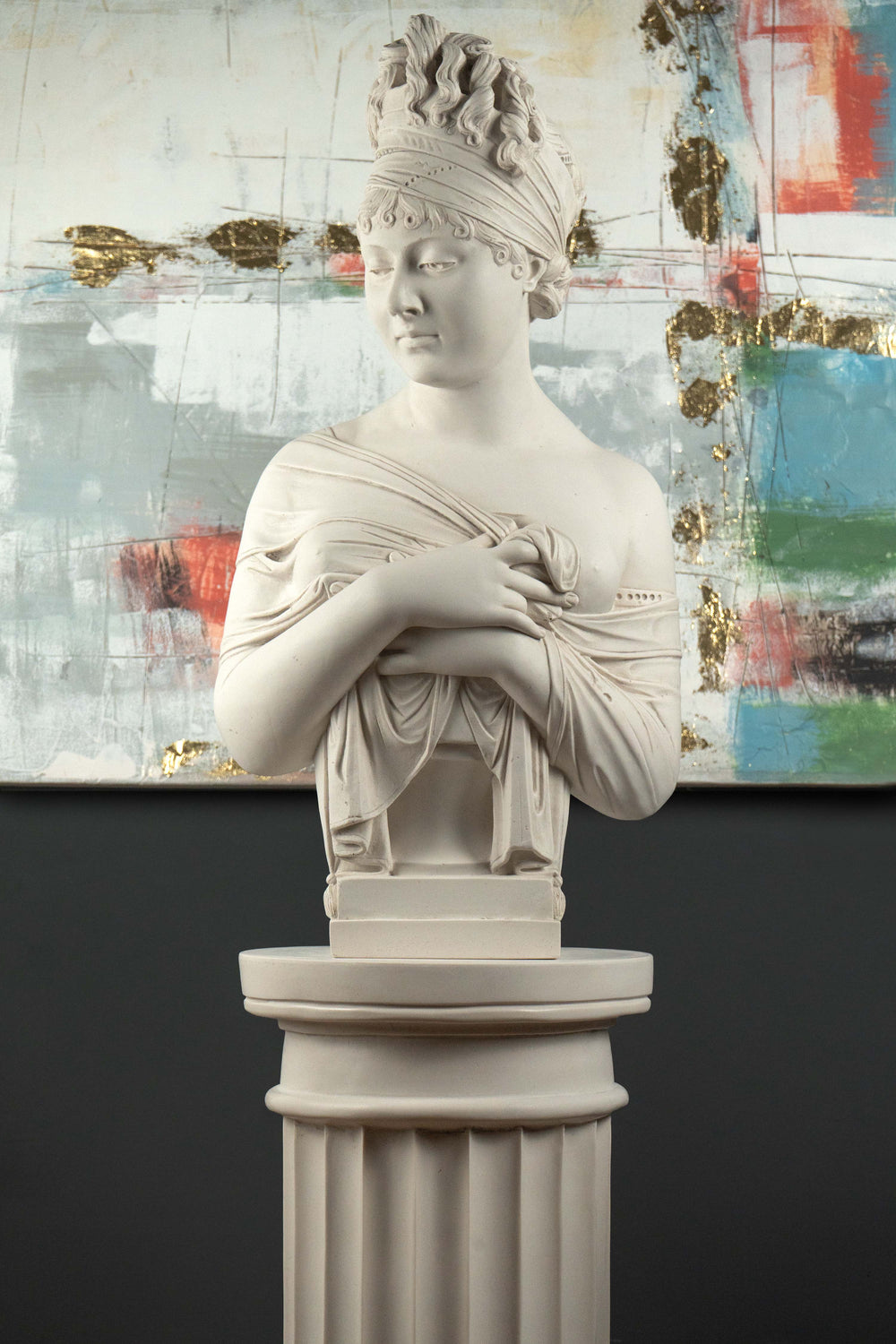 Gerillte Säule für Büsten – Klassischer weißer Dekorsockel