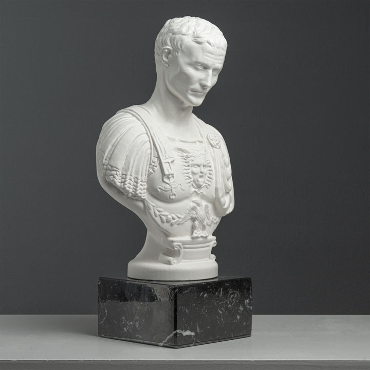 Julius Caesar Buste mit Brustpanzer – nach Andrea Ferrucci (auf schwarzem Marmorsockel)