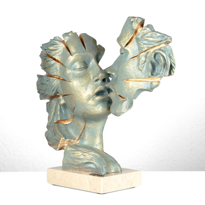 Liebespaarfigur „Approaching Kiss“ von Anglada auf Marmorsockel