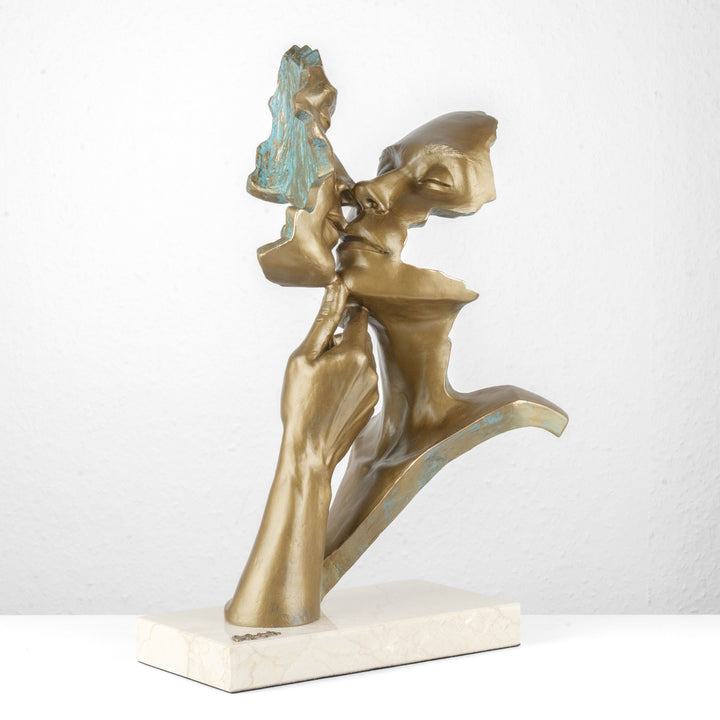 Liebespaarfigur „Warmth“ von Anglada auf Marmorsockel