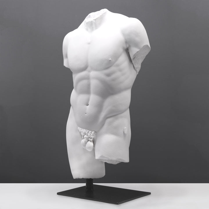 Maennlicher Torso Lebensgross auf Sockel