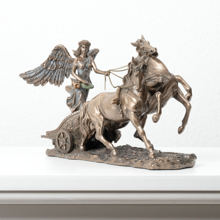 Nike Siegesgöttin auf Wagen (Bronzierte Skulptur aus Kunstharz)