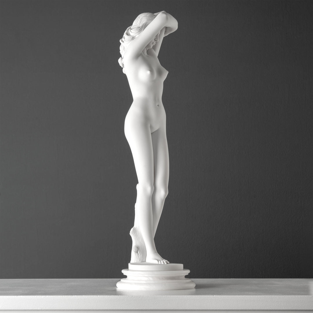 Aktstatue einer Frau – Enthuellte Eleganz